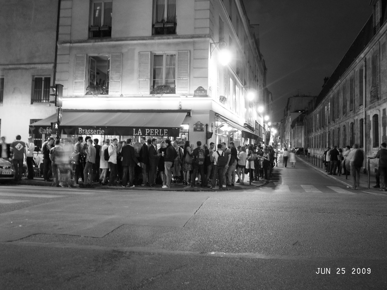 La Perle 78 Rue Vieille Du Temple 75003 Paris La Perle is one of the most constantly busy bars in the... - purple TRAVEL