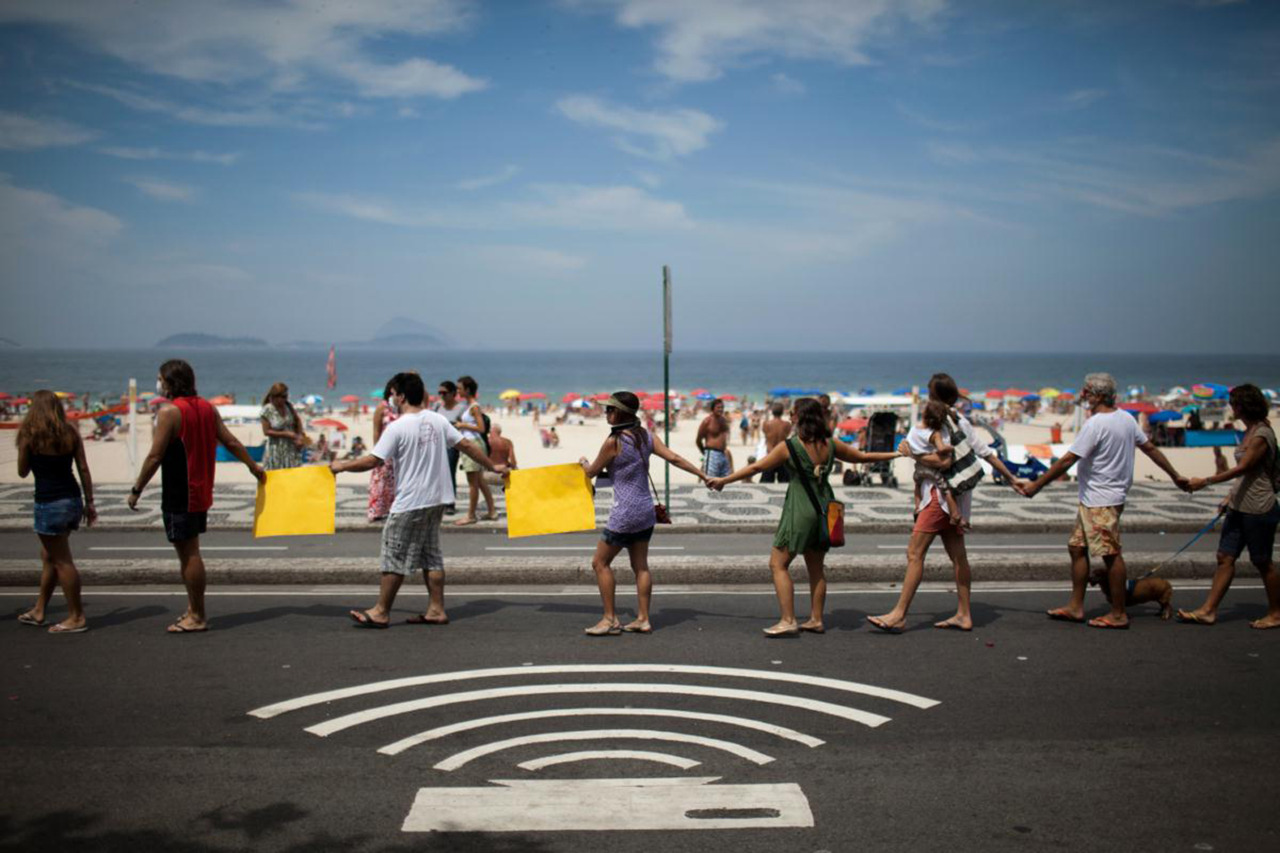 Human In Rio News from the front : a human chain in Rio - purple DIARY